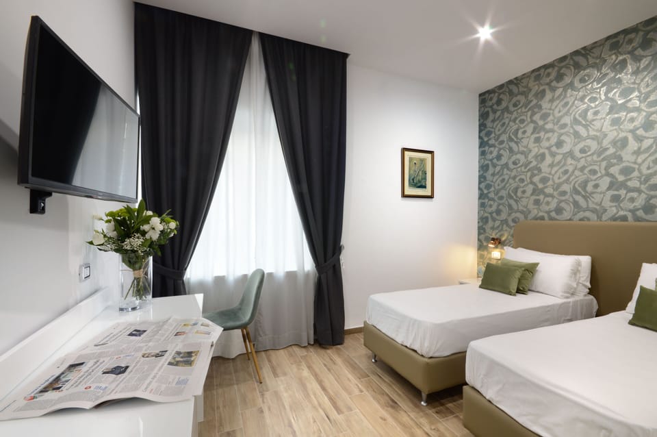 Deluxe Double Room, Ensuite | Down comforters, pillowtop beds, minibar, in-room safe