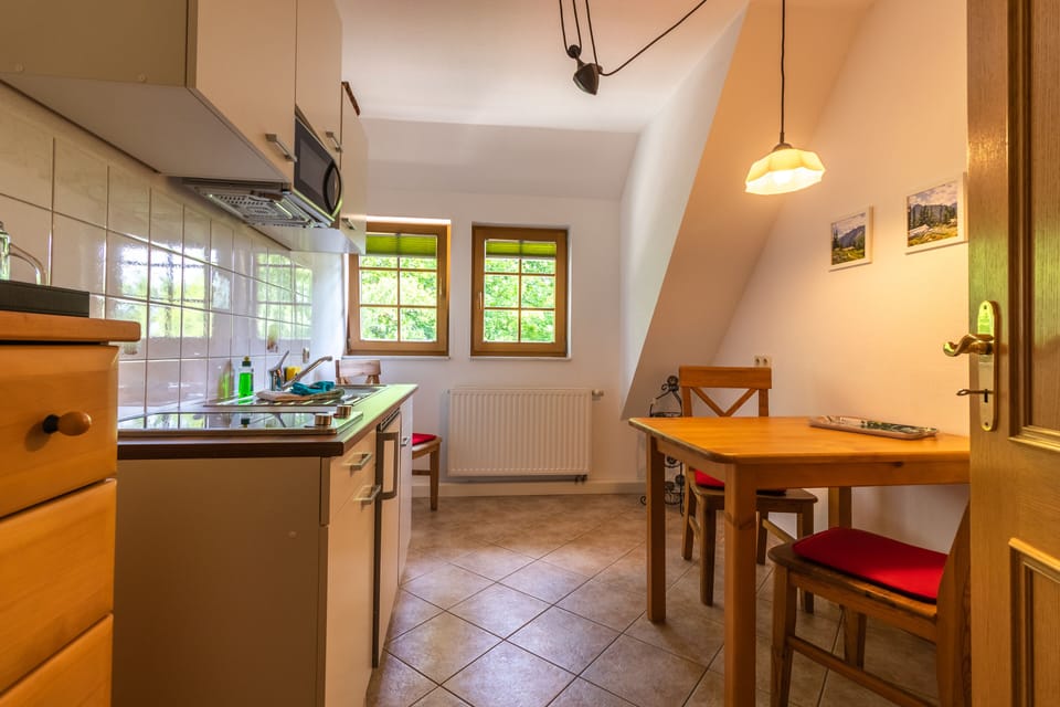Design Studio, Mountain View | Private kitchen | Full-size fridge, stovetop, coffee/tea maker, electric kettle