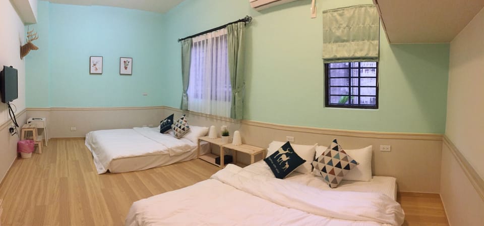 Quadruple Room | Desk, laptop workspace, blackout drapes, soundproofing