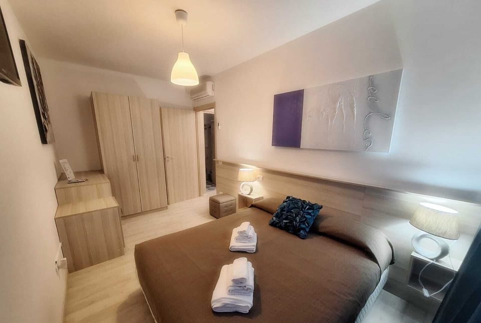 Family Room | Minibar, in-room safe, bed sheets