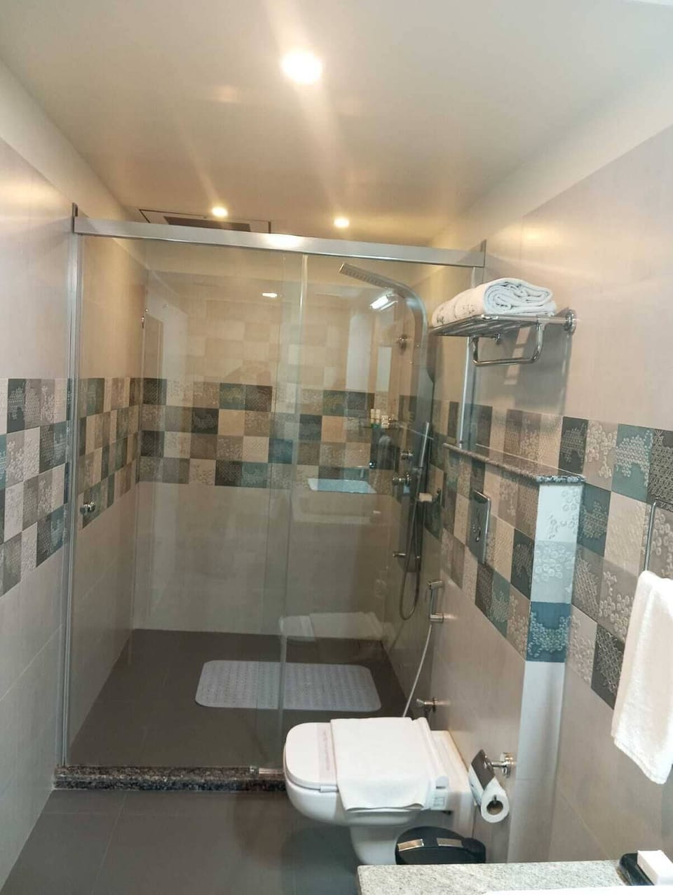 Shower, hydromassage showerhead, free toiletries, hair dryer