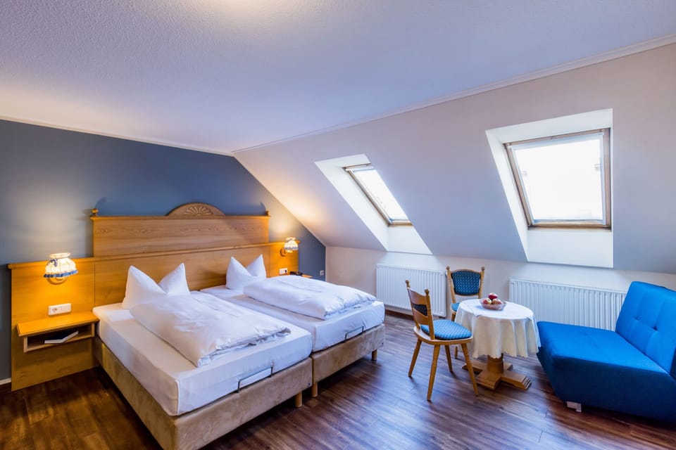 Comfort Apartment | Premium bedding, desk, blackout drapes, rollaway beds