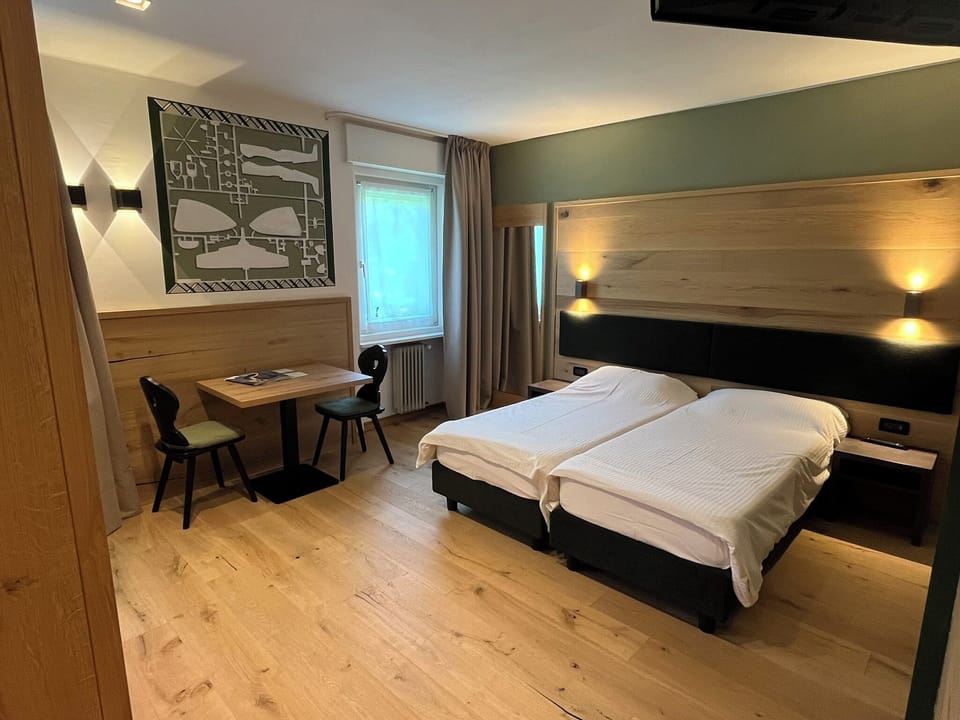 Comfort Double Room | Desk