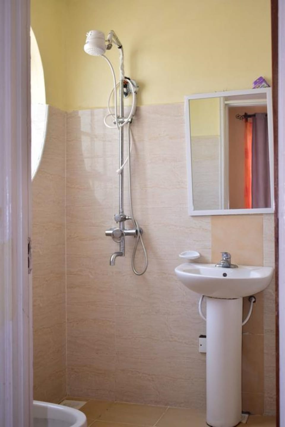 Rainfall showerhead, free toiletries, slippers, bidet