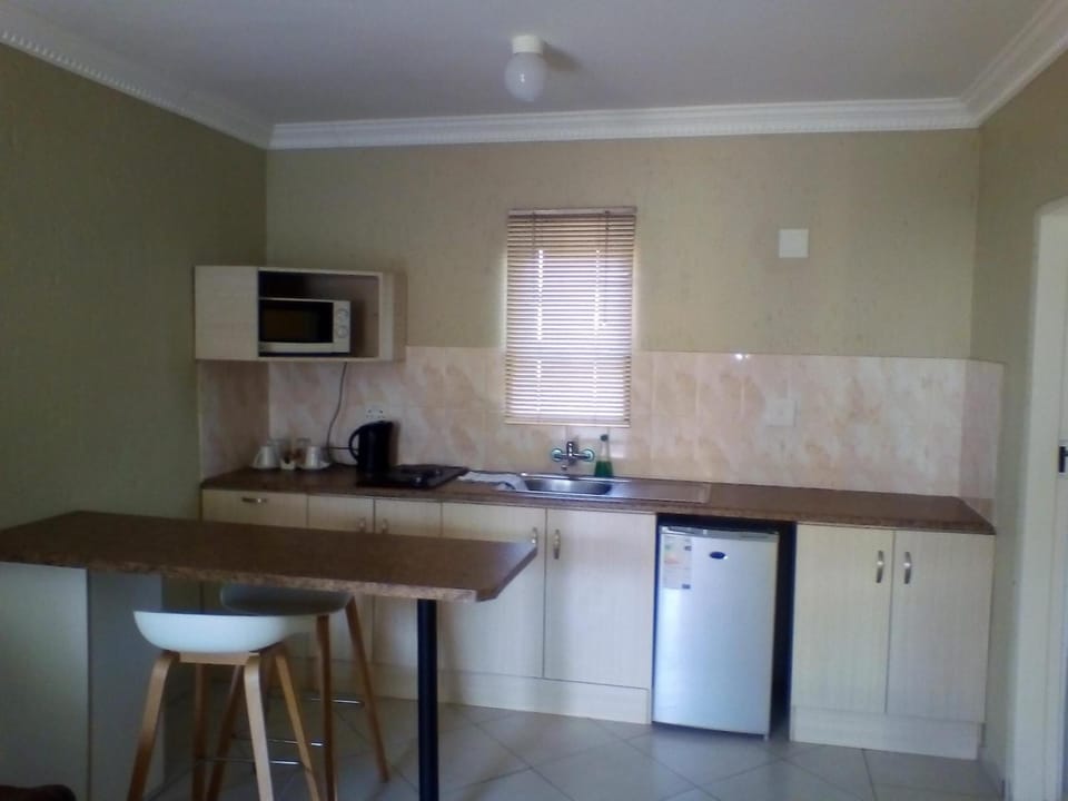 Fridge, oven, stovetop, electric kettle