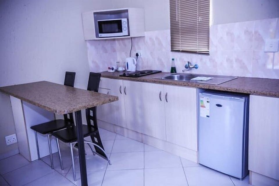Self-catering Cottage | Private kitchen | Fridge, oven, stovetop, electric kettle