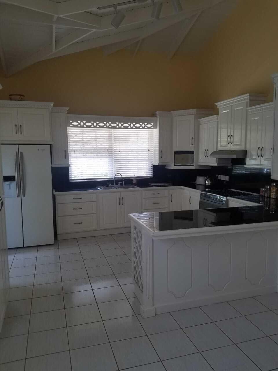 House | Private kitchen | Fridge, microwave, oven, stovetop