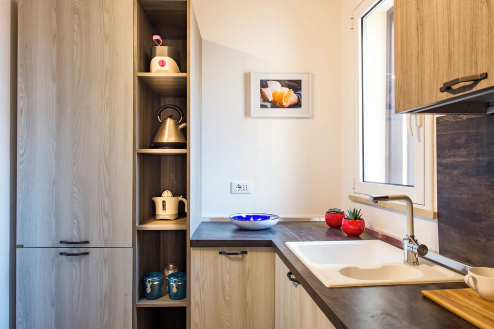 Apartment, 2 Bedrooms (6A) | Private kitchen | Full-size fridge, microwave, oven, stovetop