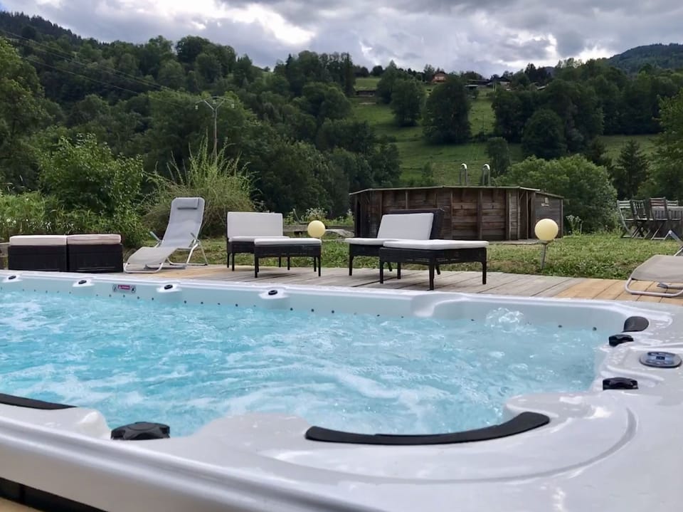 Outdoor spa tub