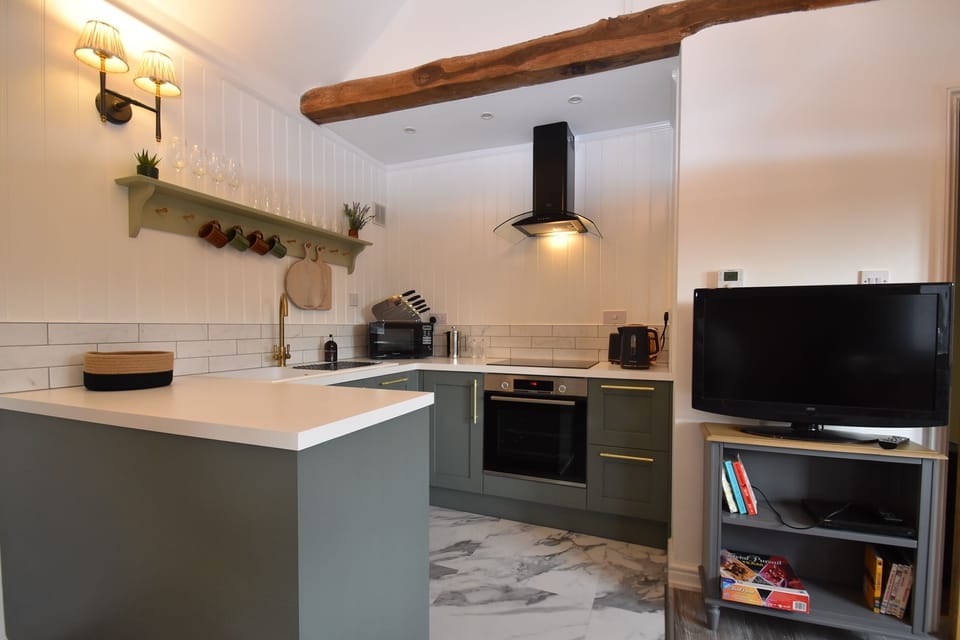 Cottage, 1 Bedroom | Private kitchen | Fridge, microwave, oven, stovetop