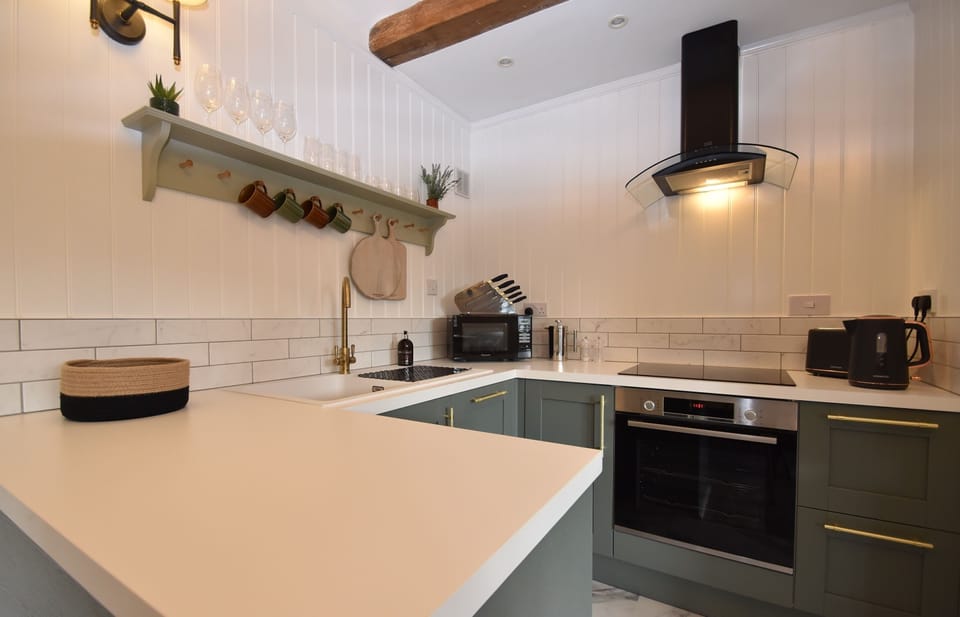 Cottage, 1 Bedroom | Private kitchen | Fridge, microwave, oven, stovetop