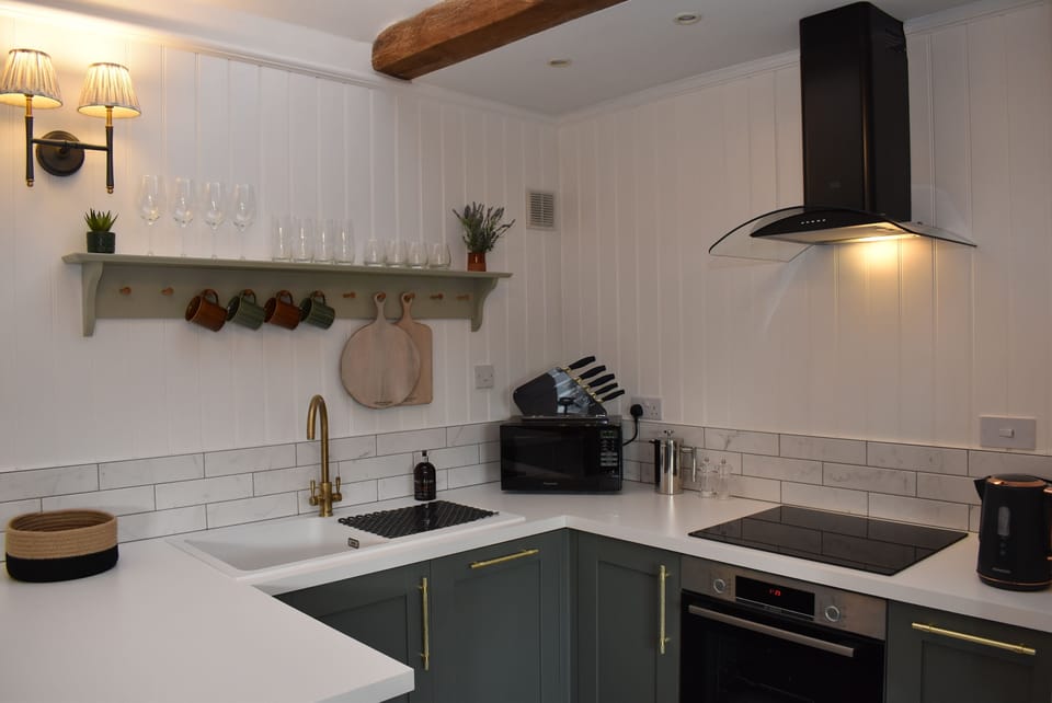 Cottage, 1 Bedroom | Private kitchen | Fridge, microwave, oven, stovetop
