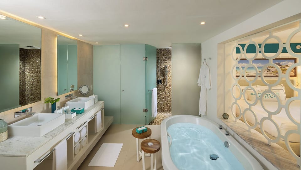 Suite (PARADISE CHILL OUT ) | Bathroom | Combined shower/tub, rainfall showerhead, free toiletries, hair dryer