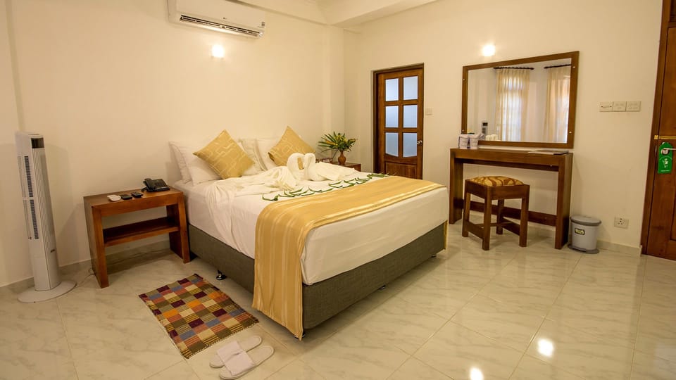 Deluxe Double Room | Desk, laptop workspace, soundproofing, iron/ironing board