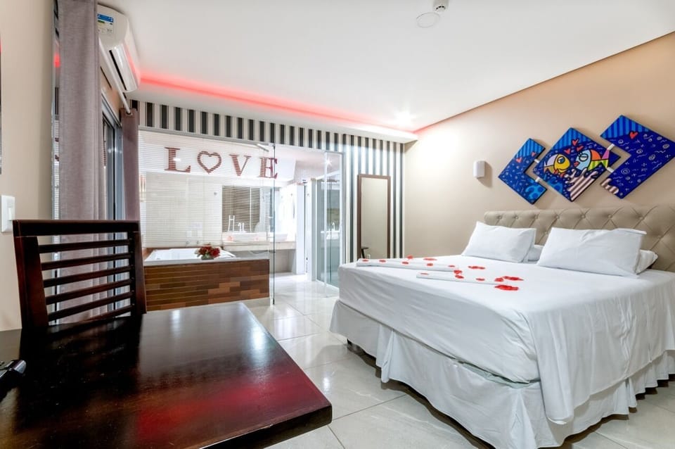 Deluxe Room | Minibar, blackout drapes, free WiFi, bed sheets