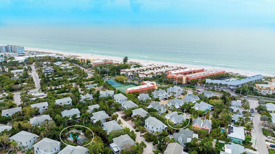 2 minutes walk to beach. Villa and heated pool in circles