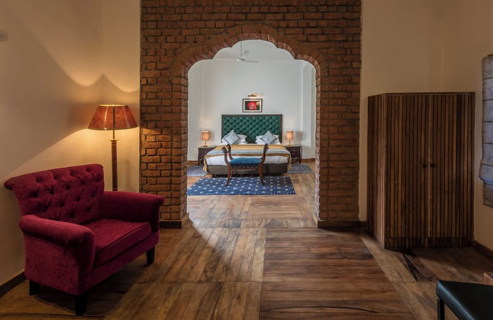 Luxury Suite, 1 King Bed | In-room safe, desk, blackout drapes, soundproofing