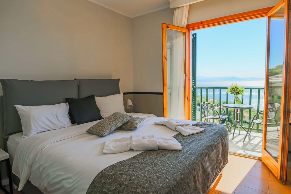 Deluxe Room, 1 Bedroom, Sea View | Premium bedding, Select Comfort beds, in-room safe, soundproofing