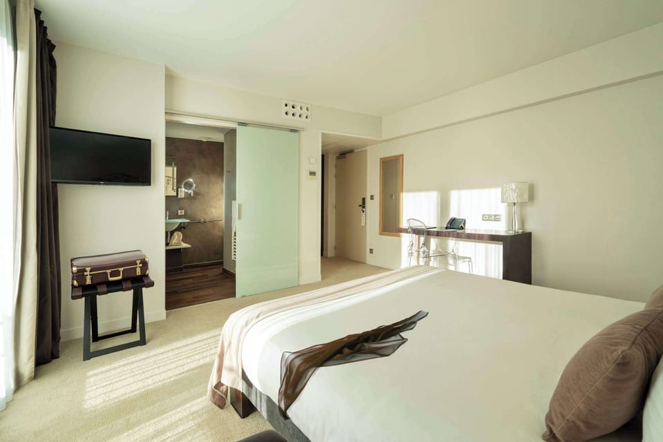 In-room safe, individually decorated, individually furnished, desk