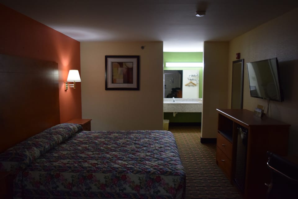 Standard Room, 1 King Bed, Non Smoking | Free WiFi, bed sheets, wheelchair access