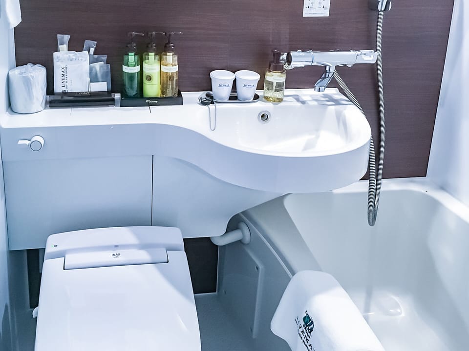 Combined shower/tub, deep soaking tub, free toiletries, hair dryer