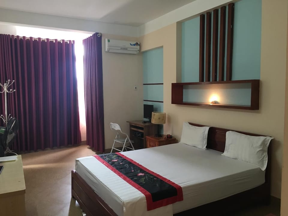 Minibar, desk, free WiFi, bed sheets
