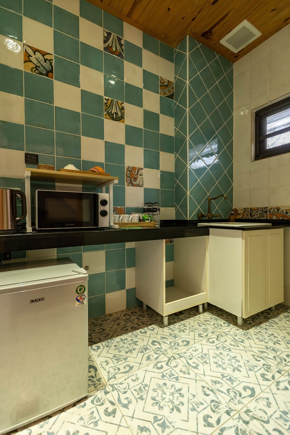 Room | Private kitchenette | Shared fridge, microwave, coffee/tea maker, electric kettle