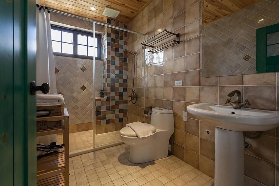 Deluxe Quadruple Room | Bathroom | Shower, hair dryer, slippers, towels
