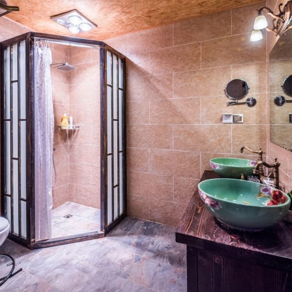 Design Double Room | Bathroom | Shower, free toiletries, hair dryer, slippers