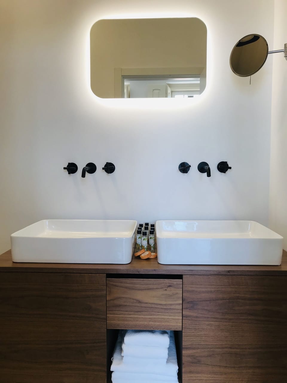 Deluxe Double Room, Pool View | Bathroom sink
