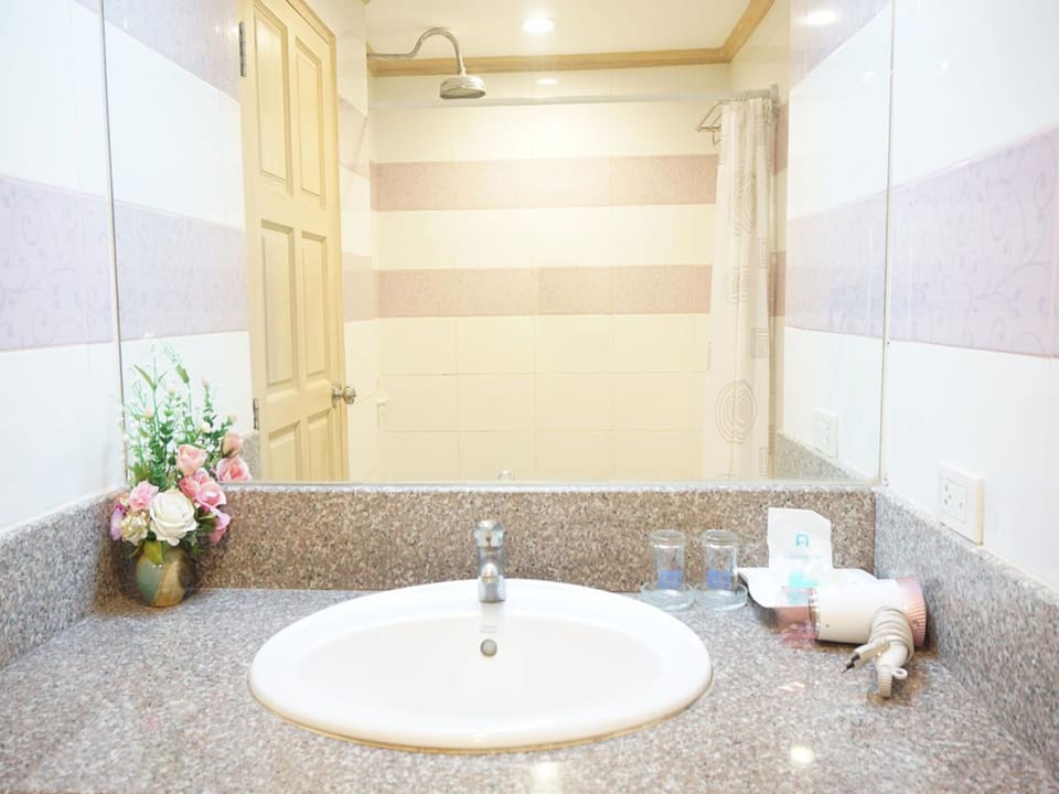 Rainfall showerhead, free toiletries, hair dryer, slippers