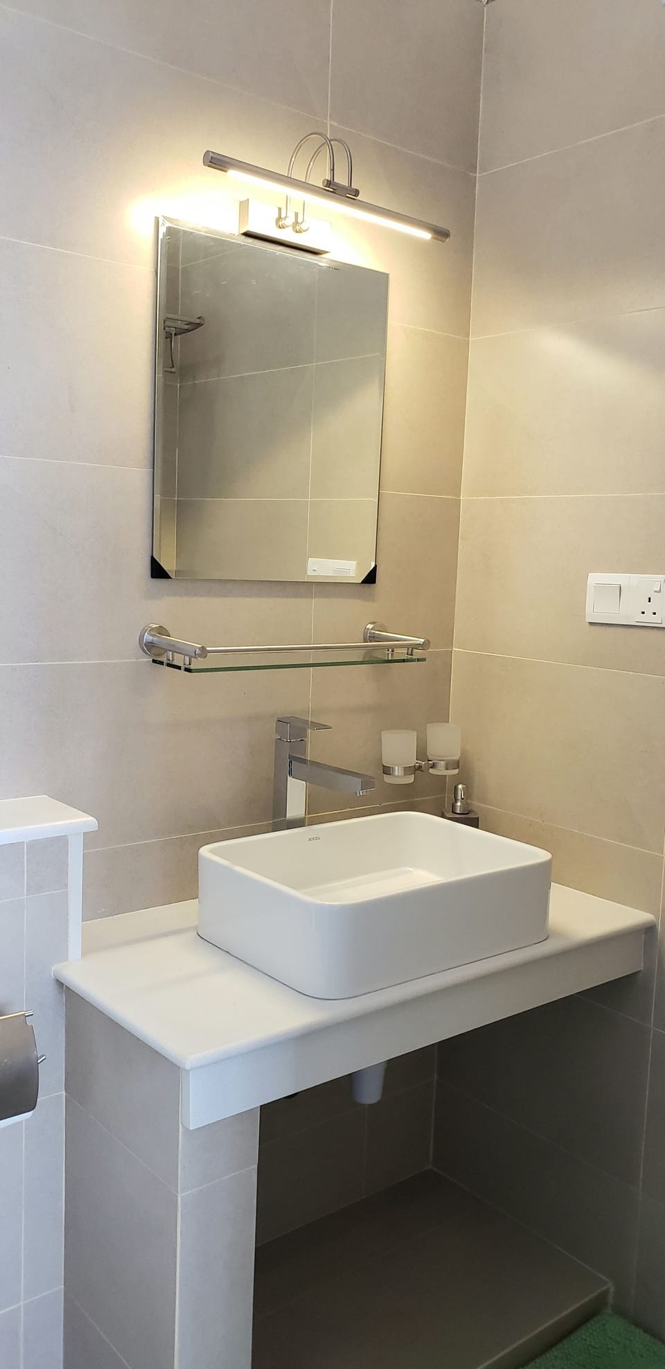 Superior Twin Room | Bathroom | Shower, hydromassage showerhead, free toiletries, hair dryer