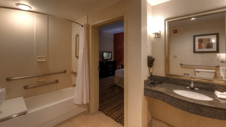 Combined shower/tub, free toiletries, hair dryer, towels