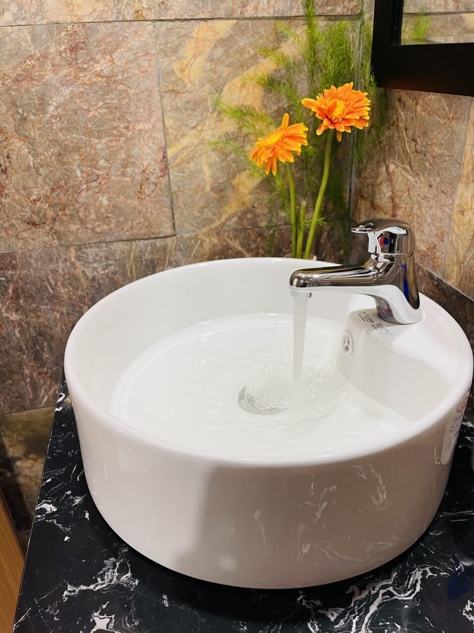 Shower, rainfall showerhead, free toiletries, hair dryer
