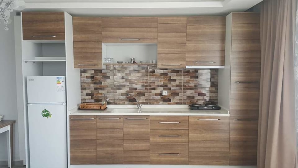 Standard Apartment | Private kitchenette | Fridge, oven, stovetop, cookware/dishes/utensils