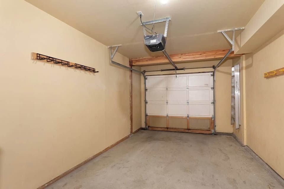- Private garage with secure parking and extra storage space  
- Convenient for ski gear, bikes, or outdoor equipment  
- Easy access for guests arriving by car year-round  