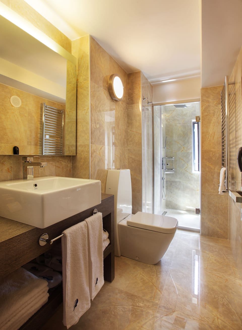 Shower, rainfall showerhead, free toiletries, hair dryer