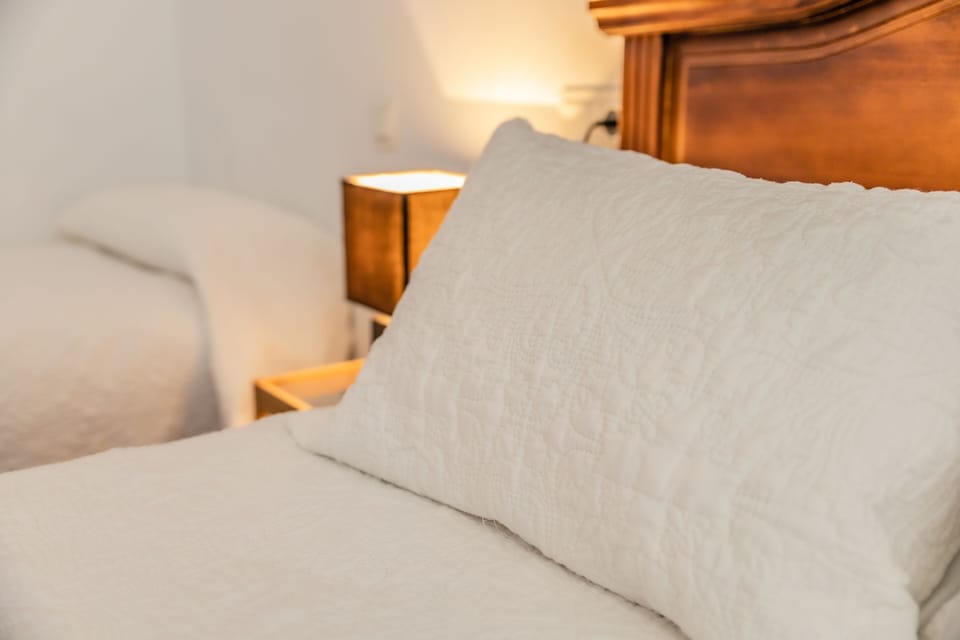 Triple Room | In-room safe, desk, free cribs/infant beds, free WiFi