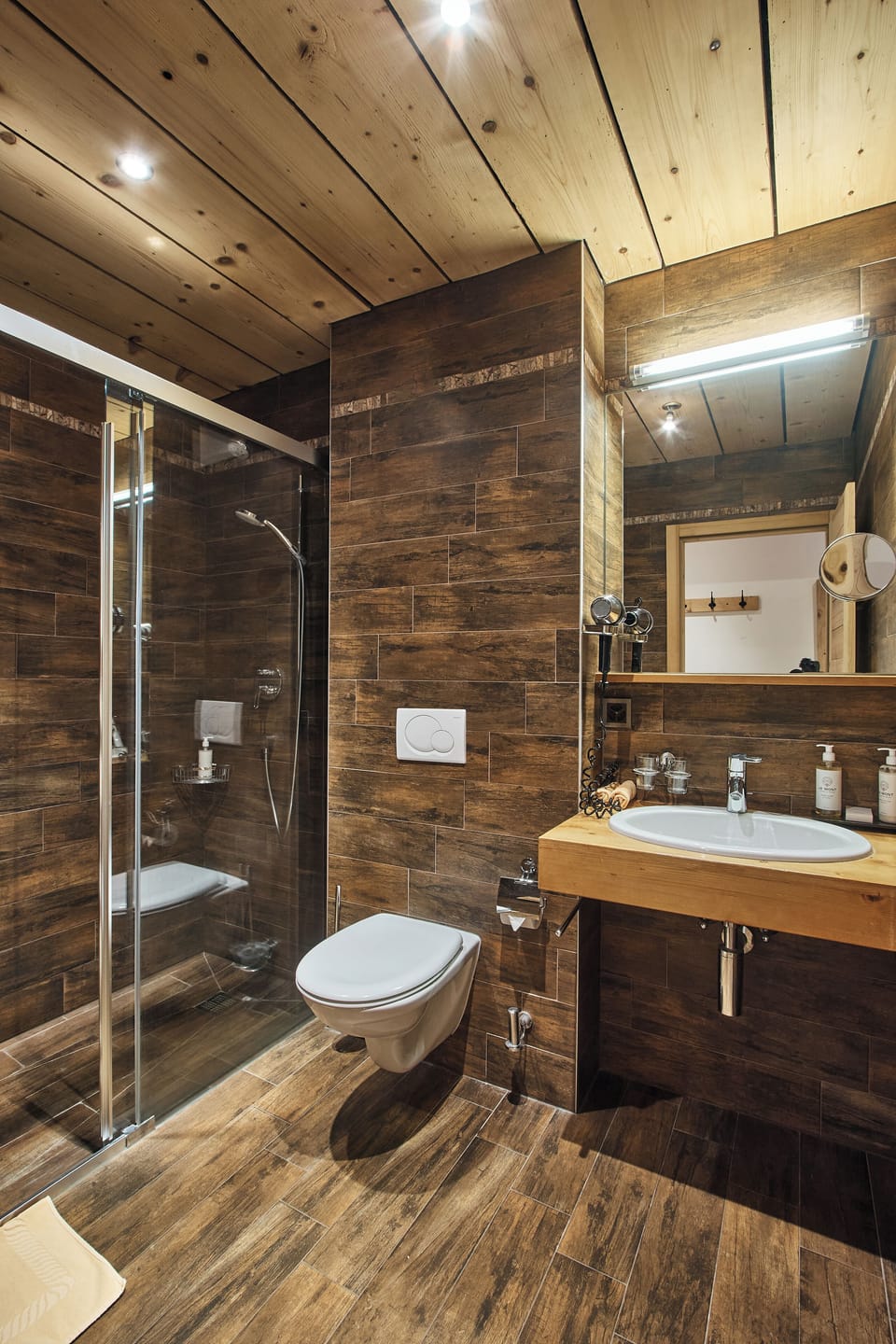 Room, 1 Double or 2 Twin Beds, City View | Bathroom | Hair dryer, towels