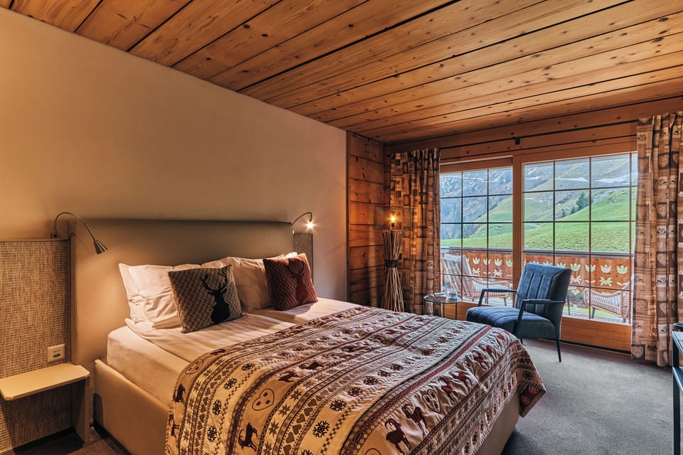 Room, 1 Double or 2 Twin Beds, Balcony, Mountain View | Premium bedding, individually furnished, laptop workspace, soundproofing