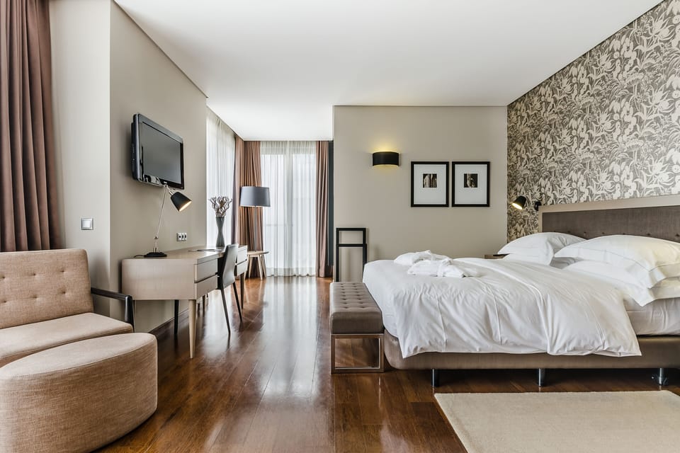 Junior Suite | Minibar, in-room safe, desk, laptop workspace