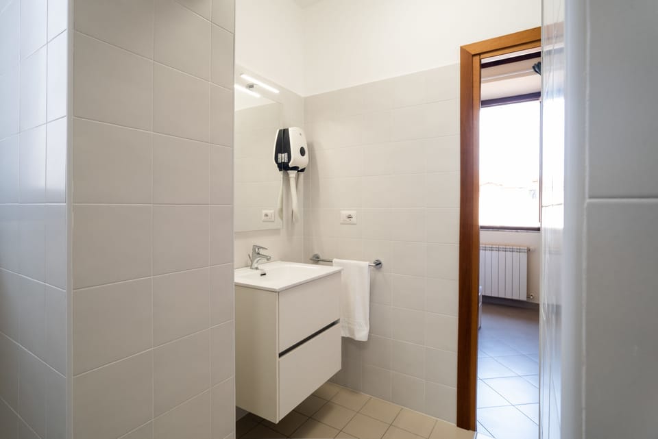 Classic Quadruple Room | Bathroom | Shower, rainfall showerhead, free toiletries, hair dryer