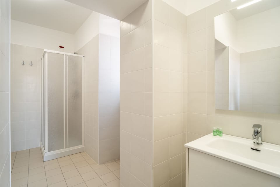 Classic Quadruple Room | Bathroom | Shower, rainfall showerhead, free toiletries, hair dryer