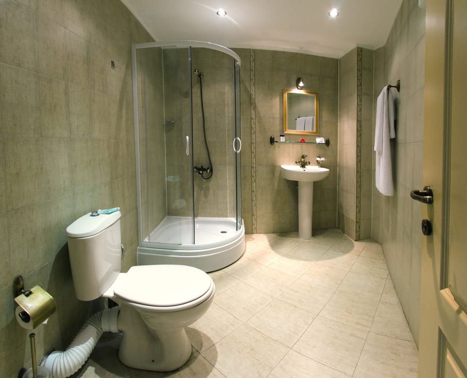 Classic Studio | Bathroom | Slippers, towels