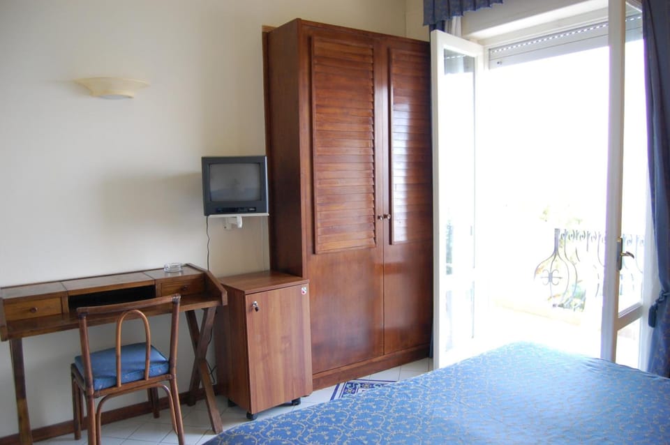 Minibar, in-room safe, desk, free WiFi