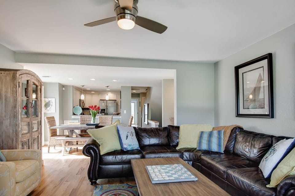 QF6: Carolina Treat | Mid Level Living Area