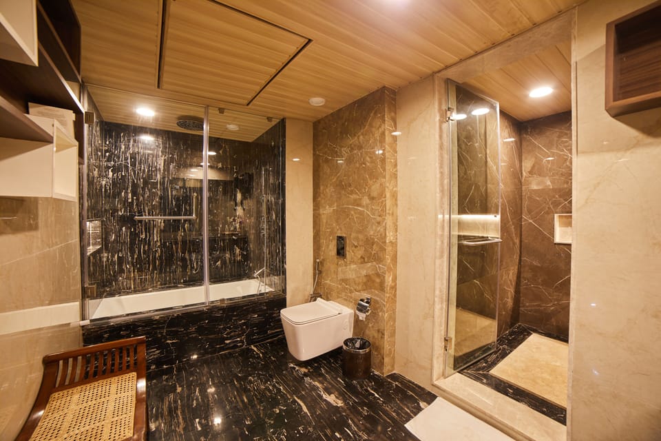 Royale suite with Ocean View | Bathroom | Shower, rainfall showerhead, free toiletries, bathrobes