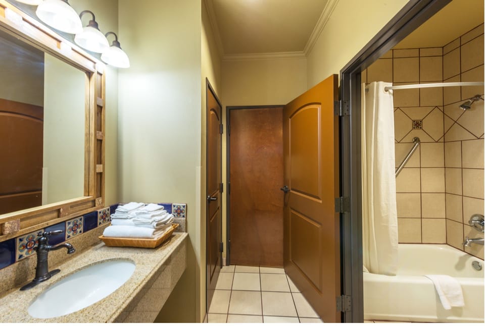 1 bedroom, down comforters, desk, blackout drapes