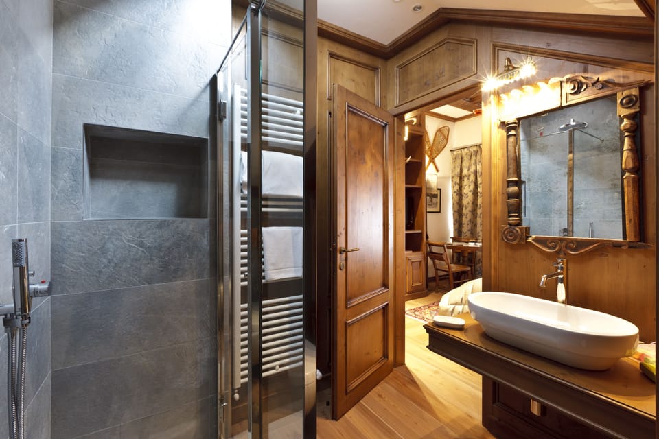 Luxury Roof Comfort | Bathroom | Free toiletries, hair dryer, slippers, bidet