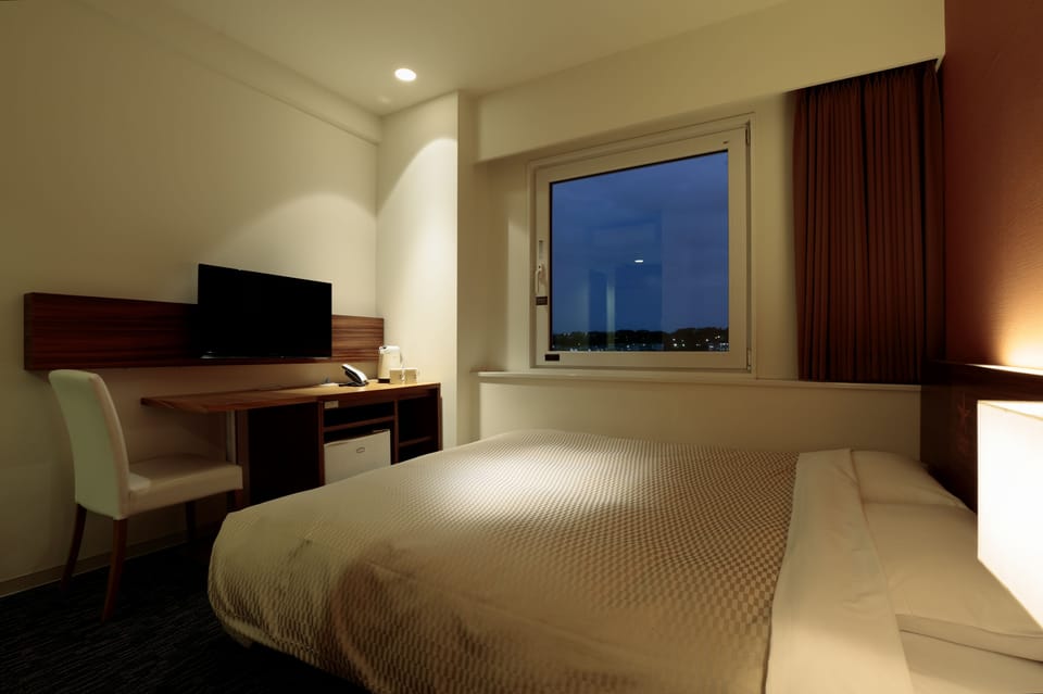 Premium bedding, soundproofing, WiFi (free), bed sheets